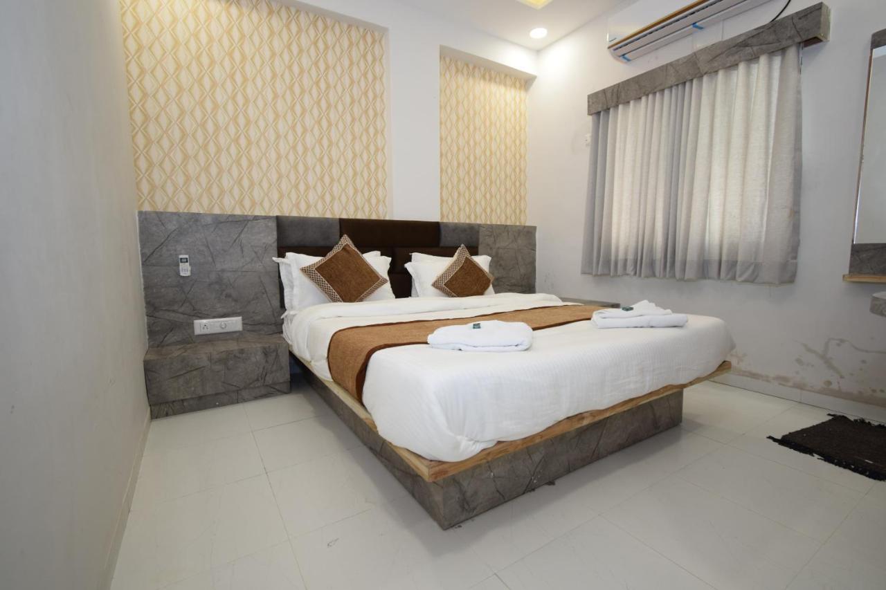 Hotel A1 Vastrapur アーメダバード エクステリア 写真